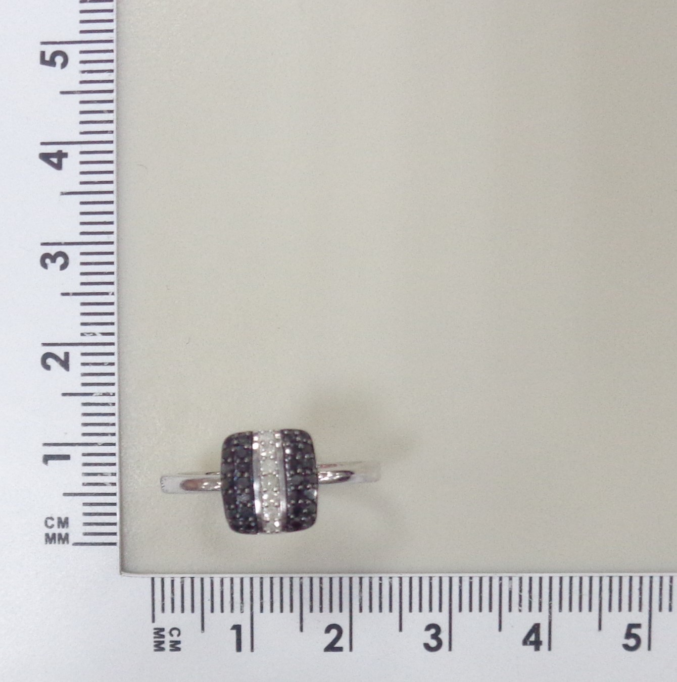 Серебряное кольцо с бриллиантами